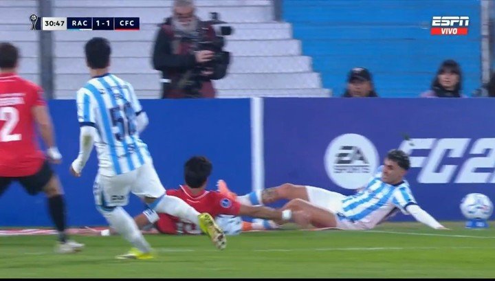 El penal que le dieron a Racing ante Caracas.