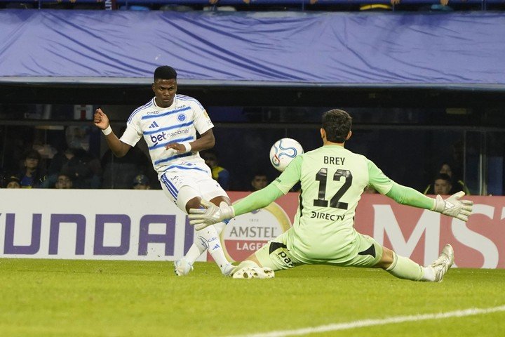 La atajada de Brey ante Villarreal (Fernando de la Orden). 
