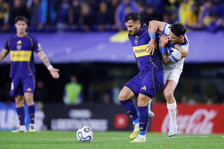  Leandro Paredes contra Fernando Zampedri (EFE).