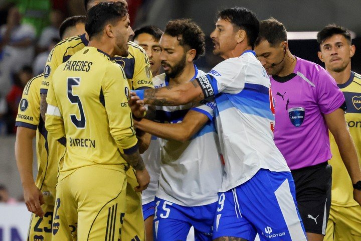 Paredes y Zampedri cara a cara en Santiago (Fotobaires).