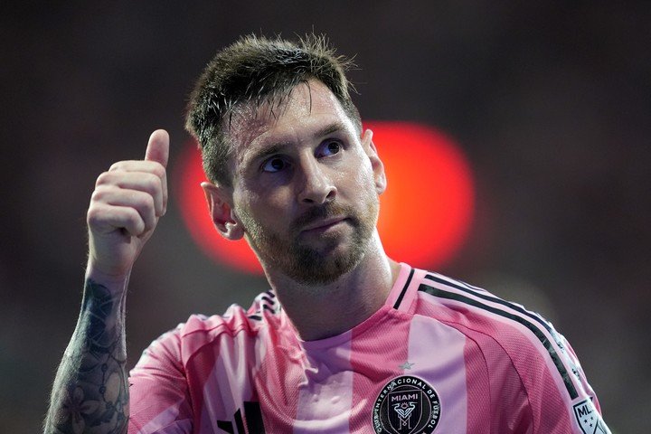 Messi en un parate les levanta el pulgar a los hinchas.