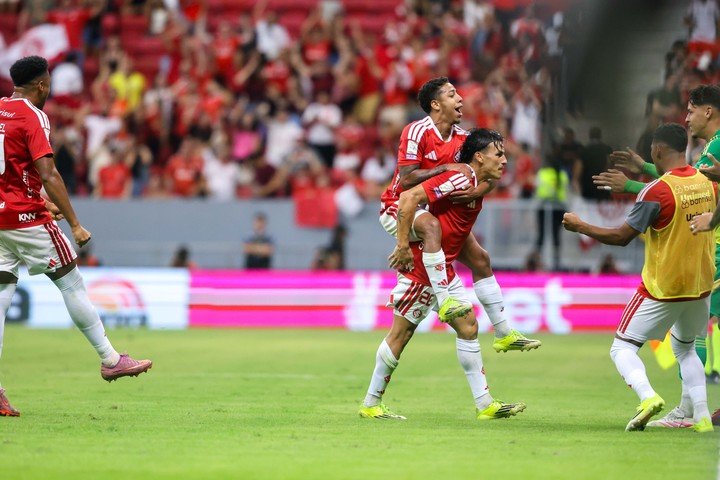 Bernabei festeja su gol a Fluminense (prensa Inter de Porto Alegre).