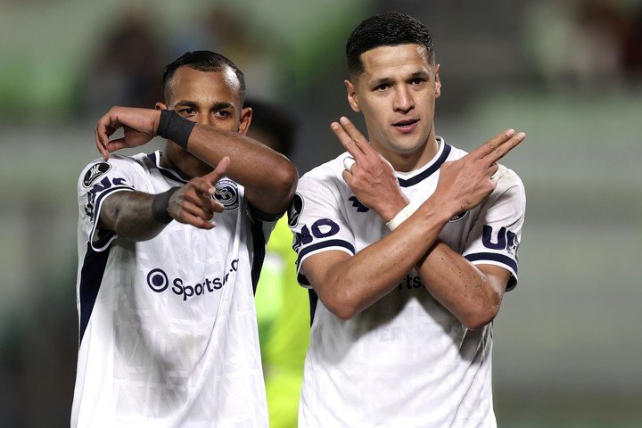 Álex Arce y Sebastián Villa de Independiente Rivadavia festejan un gol a Deportivo La Guaira (EFE).