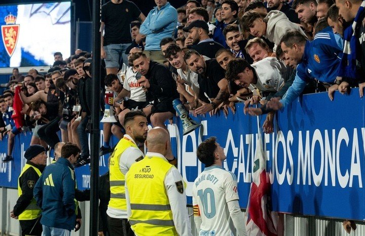 Raúl Guti discute con los fanáticos (captura de pantalla mejorada con IA).