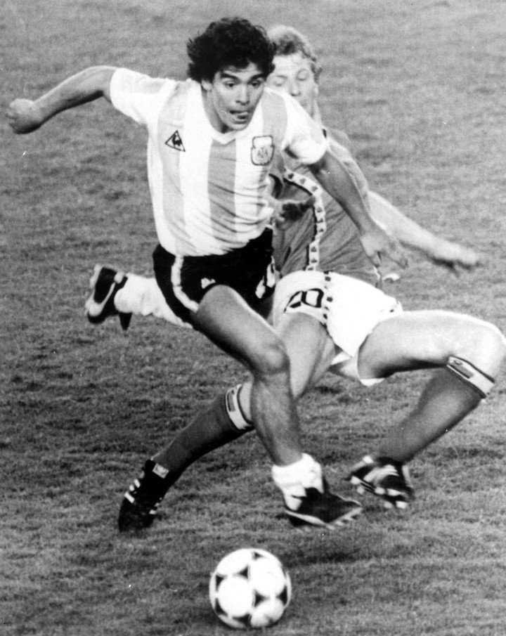 Diego con la Selección ante Bélgica, en el partido debut de 1982. (Foto: AP)