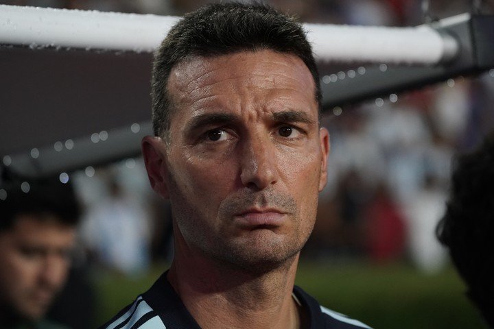 Scaloni, DT de la Selección, irá en búsqueda de un triunfo ante Argelia que le permita a la Albiceleste arrancar bien el Mundial 2026. (Foto: Juano Tesone)