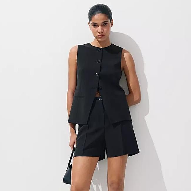 Conjunto negro de Mango: chaleco 35,99 euros y bermudas 35,99 euros.