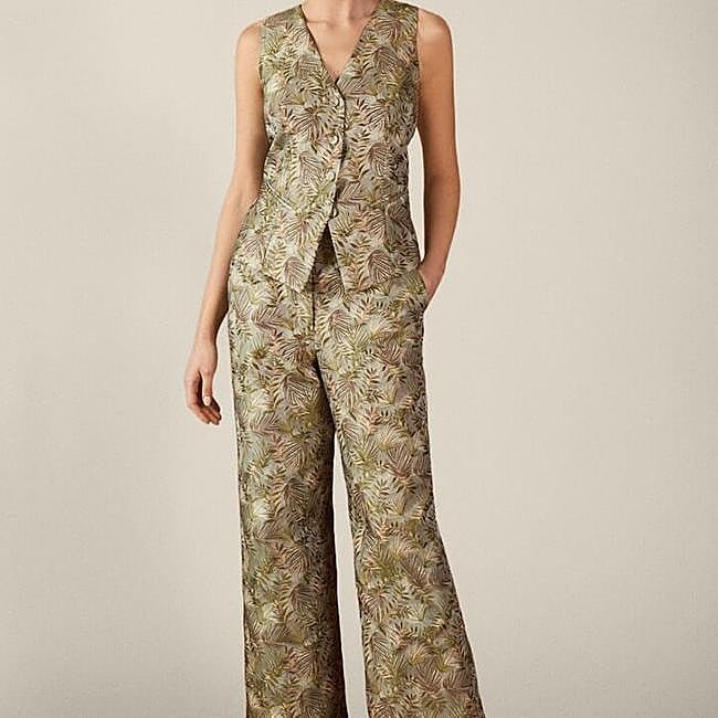 Traje estampado de inspiración tropical de TFP by Tamara Falcó: pantalón 94 euros y chaleco 69 euros.