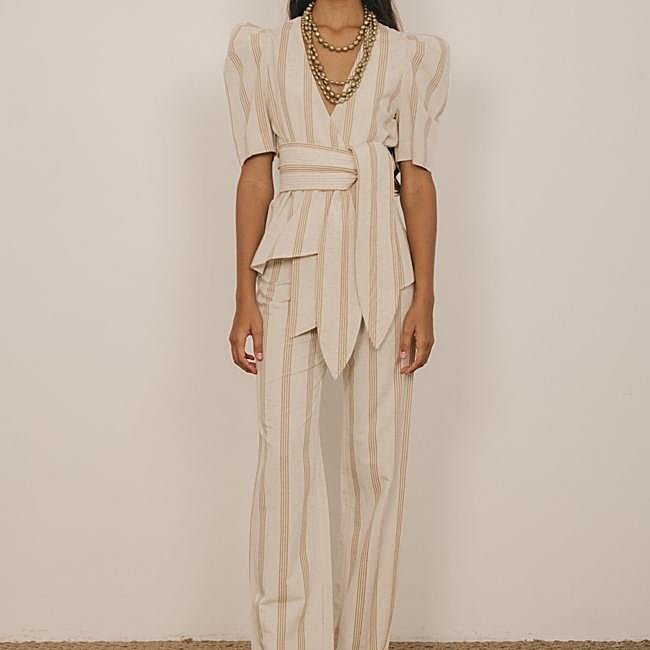 Traje de rayas en tonos neutros de Cherubina, 192 euros.