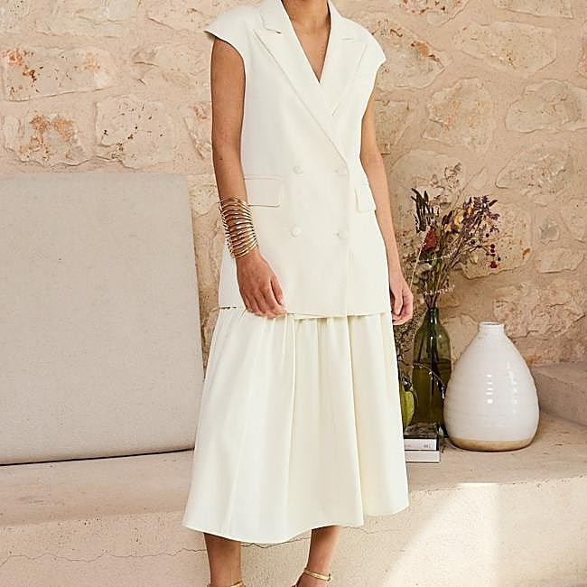 Traje blanco con falda midi de Bruna: chaqueta 145 euros y falda 140 euros.