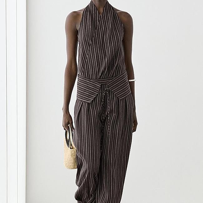 Traje de lino en clave minimalista de Massimo Dutti: top 49,95 euros y pantalón 89,95 euros.