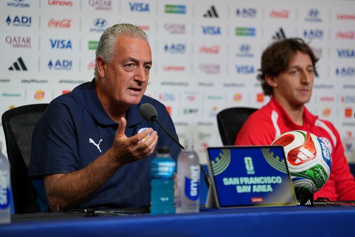 Galarza acompañó a Alfaro en la conferencia de prensa. (AP Photo/Eugene Hoshiko)