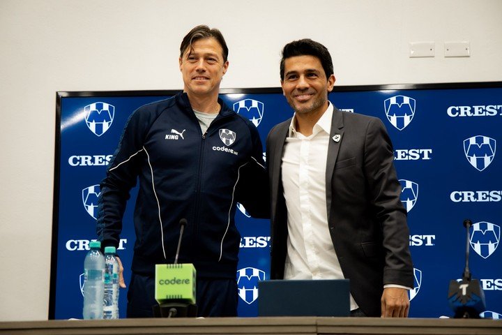 Matías Almeyda y Walter Erviti en la presentación.