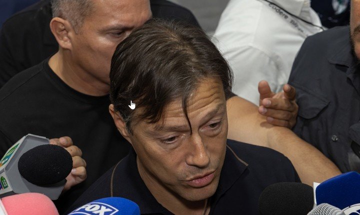 Matías Almeyda ante la prensa al llegar a México.