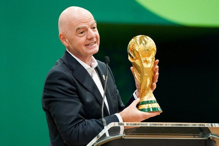 Gianni Infantino muestra el trofeo.