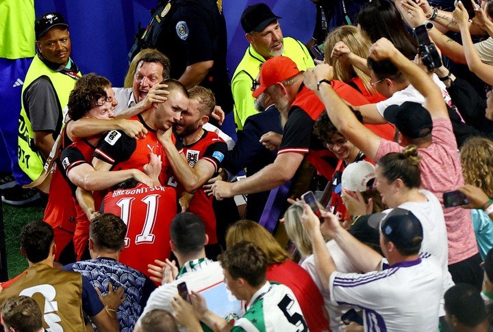 Austria festeja el gol agónico que le dio la clasificación. REUTERS/Pedro Nunes 