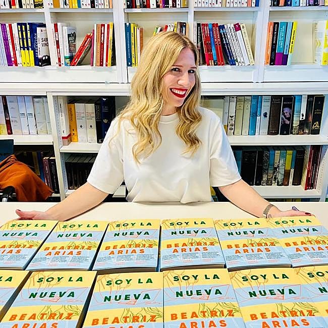 Beatriz Arias con su novela Soy la nueva