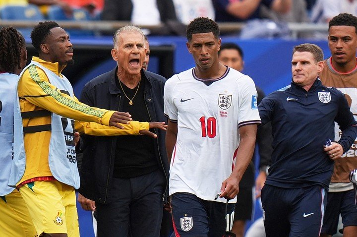 Carlos Queiroz, DT de Ghana, discute con Jude Bellingham (Reuters). 