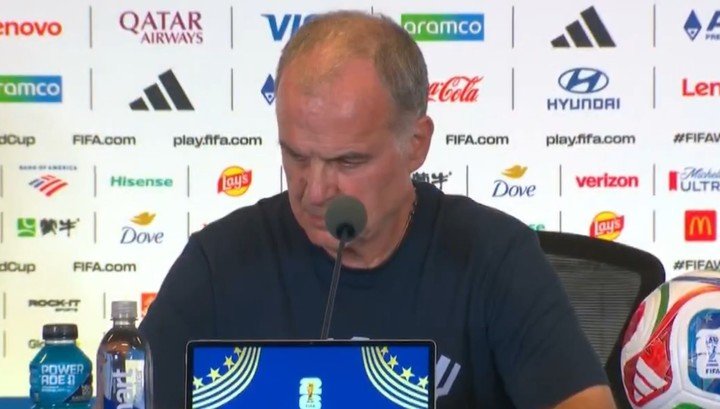 Marcelo Bielsa en conferencia de prensa.