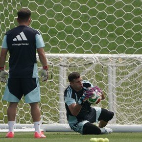 Dibu y otra buena señal: casi listo para el debut
