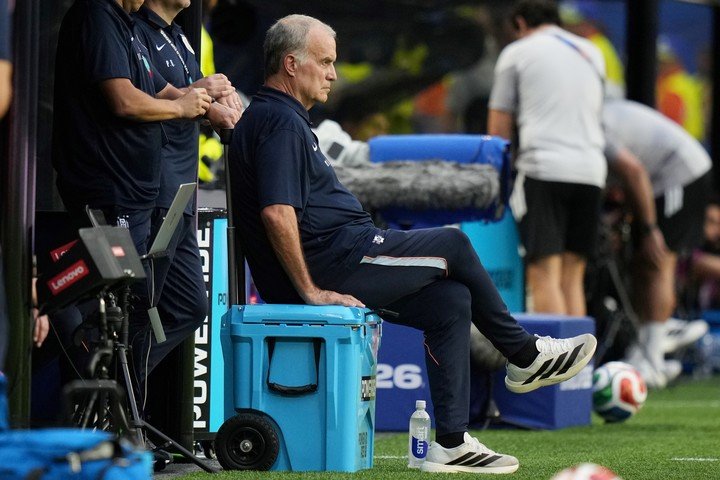 Un gesto típico: Bielsa arriba de una heladera (AP).