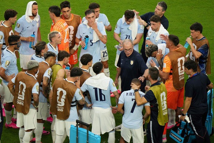 Bielsa da indicaciones en el match en Miami (Reuters).