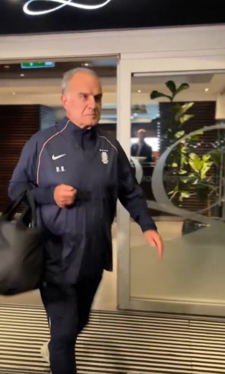 Bielsa llegó a Uruguay en la mañana de este lunes (Twitter: @arrillagae).
