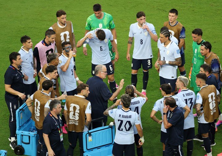 Marcelo Bielsa da instrucciones en una pausa de rehidratación (Reuters).