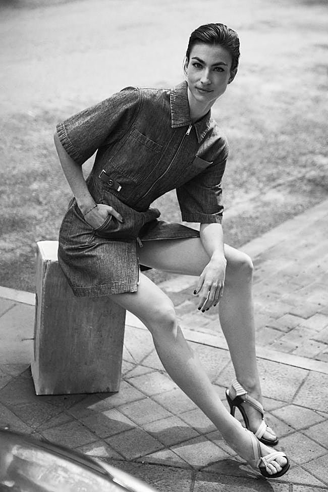Blanca posa con un minivestido camisero de tejido denim y sandalias con elásticos. Todo es de Fendi.