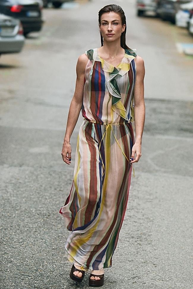 La madrileña lleva un vestido de gasa sin mangas y con rayas verticales, de Fendi.