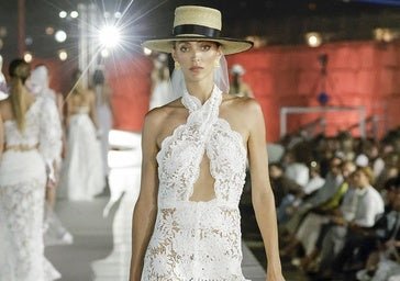 Vestidos de encaje guipur, transparencias y espardeñas con lazos: las tendencias vistas en Adlib Ibiza que replicaremos este verano