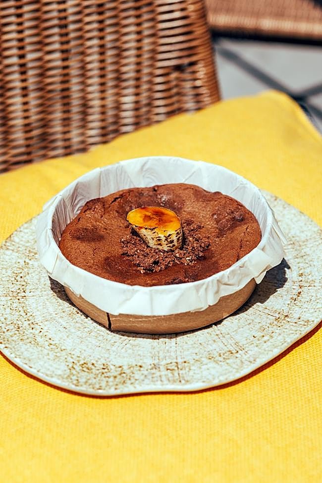 La tarta de chocolate y plátano asado del Brisa Canaria del hotel Hyatt Centric Gran Vía.