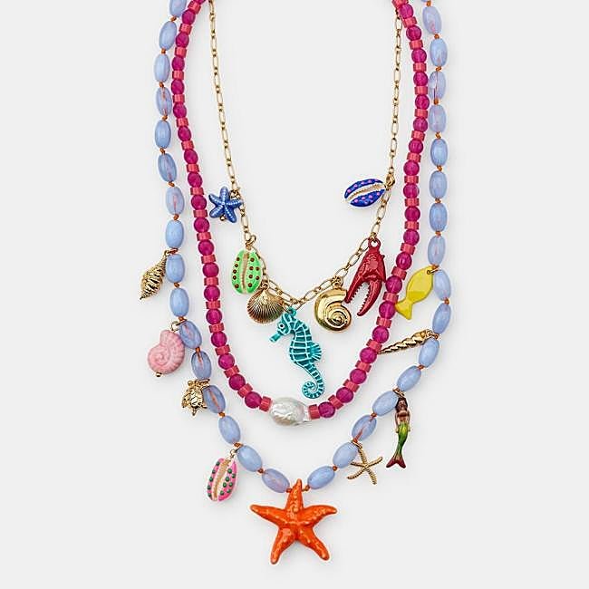 Collar triple con charms marinos de Zara, 25,95 euros.
