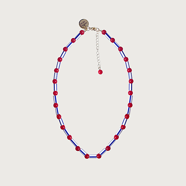 Collar rojo y azul minimalista de Amori Mori, 34,95 euros.