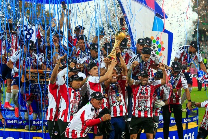 Los jugadores de Junior celebran con el trofeo este lunes (EFE).