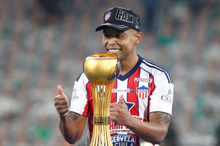 Luis Fernando Muriel festeja el título de campeón (EFE).