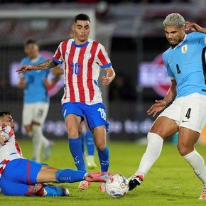 Ronald Araujo viajó a tratarse a Barcelona por una lesión: duda para el debut