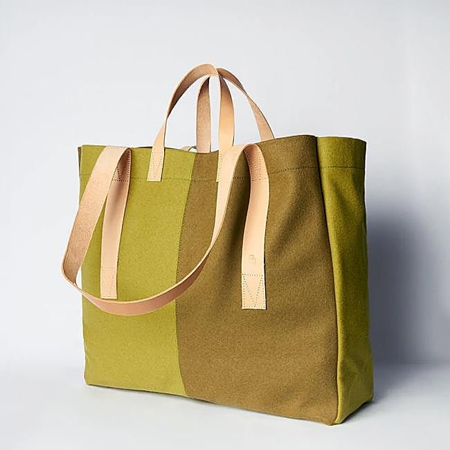 Maxi tote bicolor de Burel.