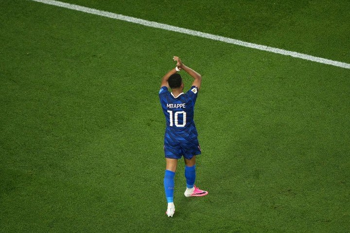 Kylian Mbappé deja la cancha al ser sustituido en Philadelphia (AP).