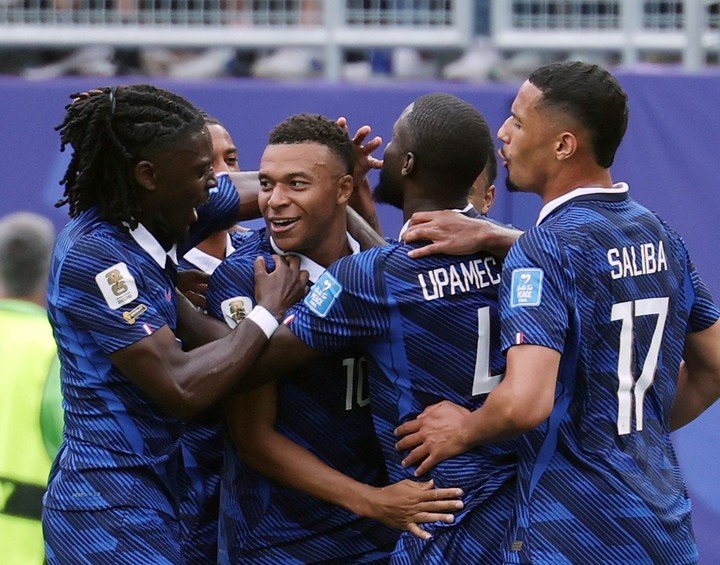 Kylian Mbappé festeja con sus compañeros (EFE).