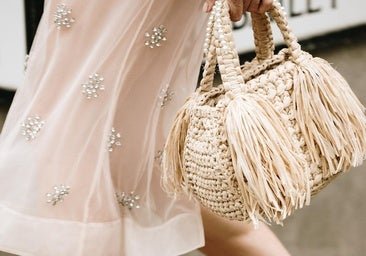 Bolsos de rafia con flecos: cómo llevar el accesorio más divertido y original este verano