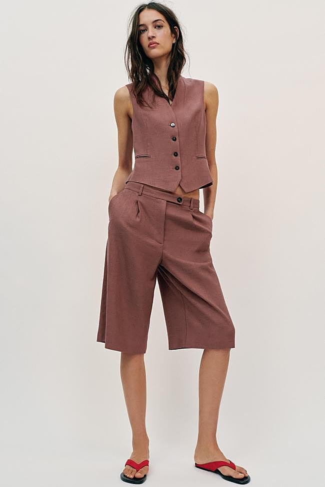Conjunto de chaleco y bermuda de Zara.
