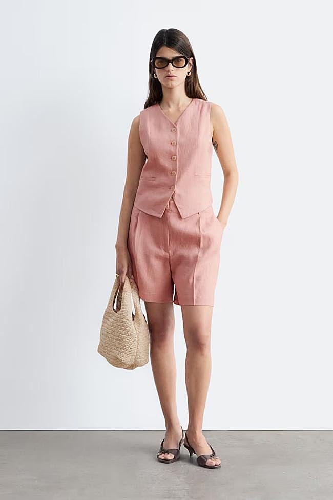 Conjunto de bermuda y chaleco de lino en rosa de & Other Stories.