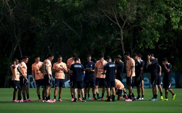 Uruguay entrenó en la mañana de este domingo en Playa del Carmen (REUTERS/Paola Chiomante).