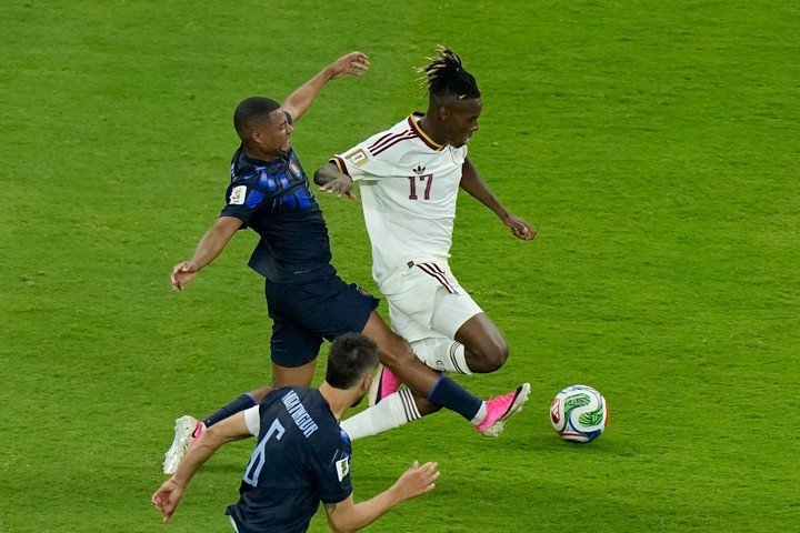 El foul de De la Cruz a Nico Williams.
(AP Photo/Fernando Llano)