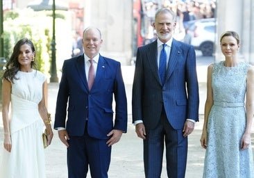 Primer encuentro oficial de la reina Letizia y la princesa Charlène de Mónaco en Madrid: calor y sonrisas