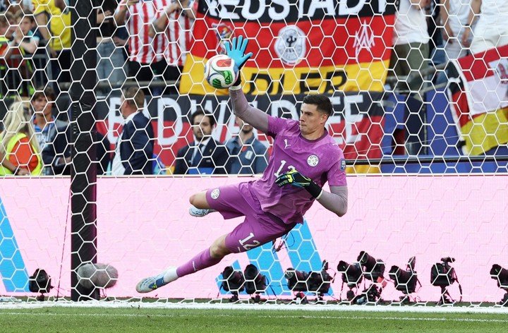 Orlando Gill tapó dos penales. (REUTER)