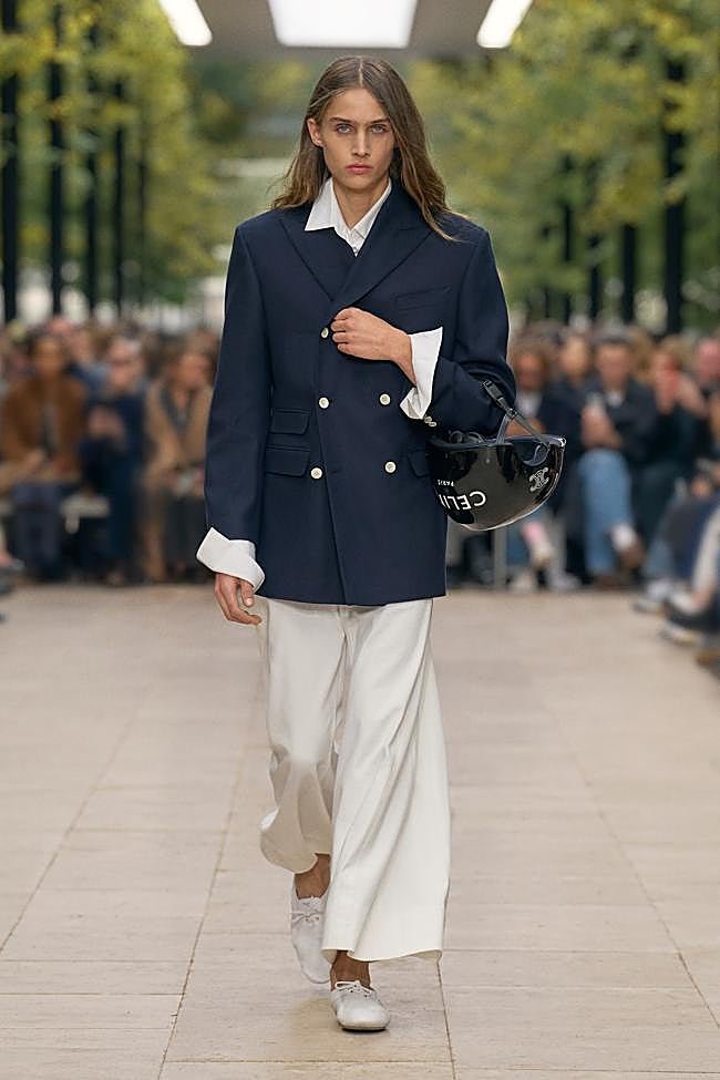 El desfile de Celine con las zapatillas de lona blancas.