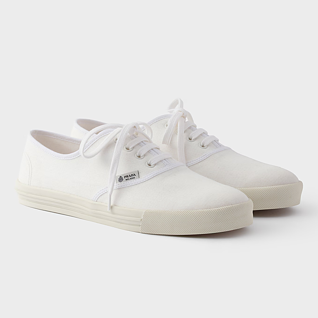 Las zapatillas de Prada (750 euros).