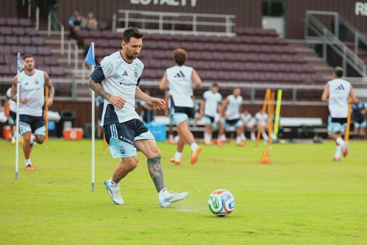 Messi y un lindo zurdazo en la práctica (Foto: Prensa AFA).